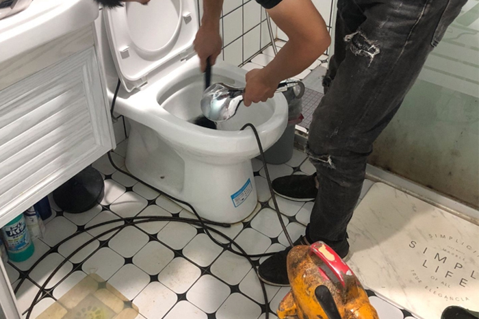 鹰手营子矿疏通下水道