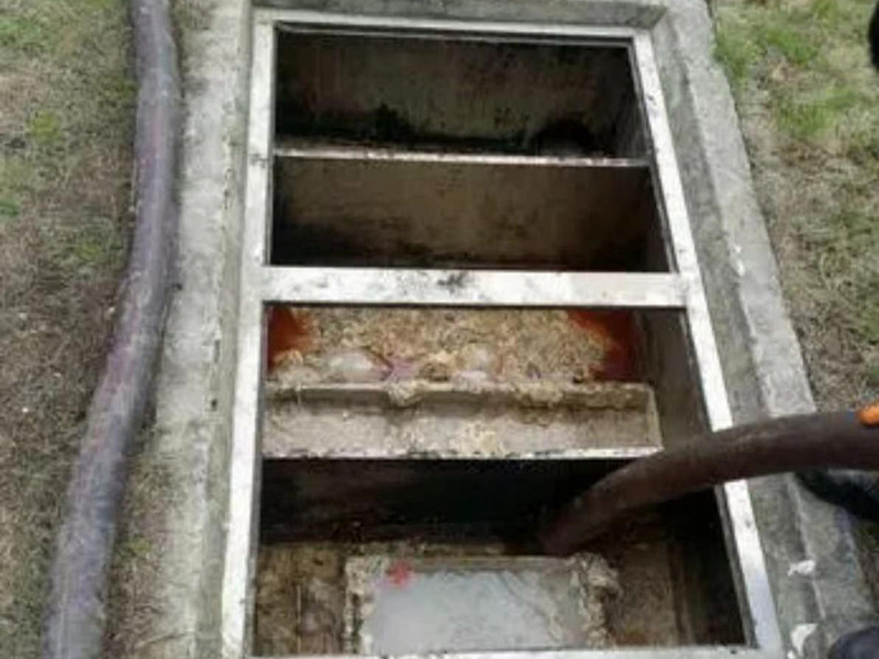 鹰手营子矿隔油池清理