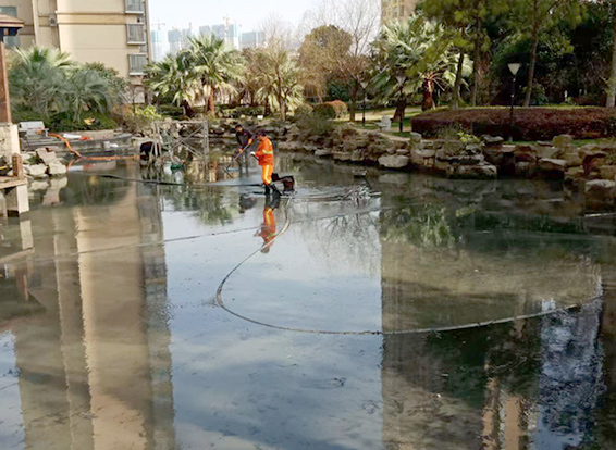 鹰手营子矿景观池淤泥清理
