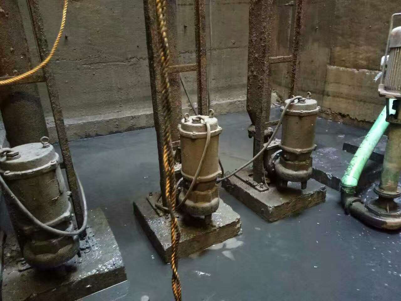 鹰手营子矿污水池清理