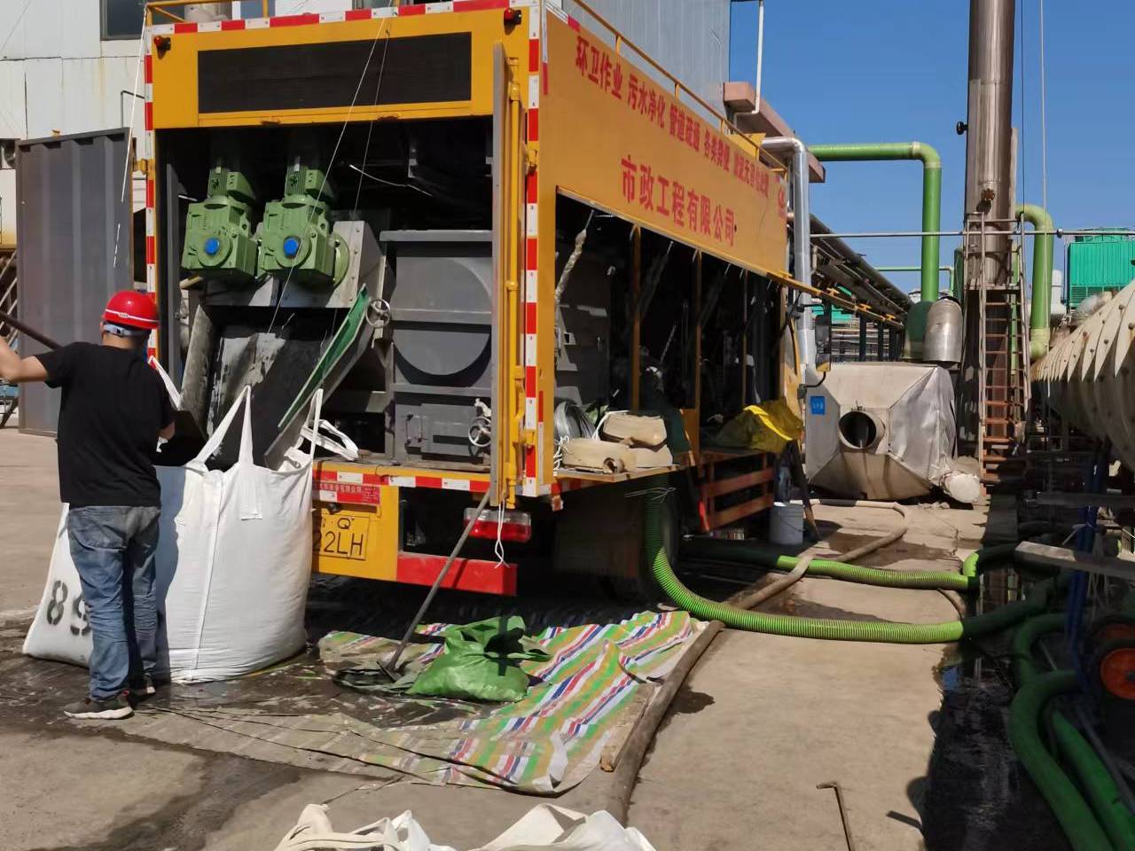 鹰手营子矿淤泥压干处理