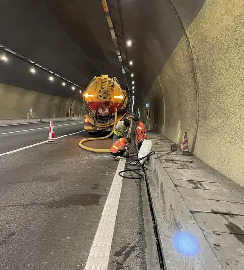 鹰手营子矿隧道排水渠清淤